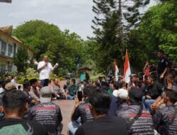 Bupati Syah Afandin Duduk dengan Massa Aksi May Day, Komitmen Bela Hak Buruh