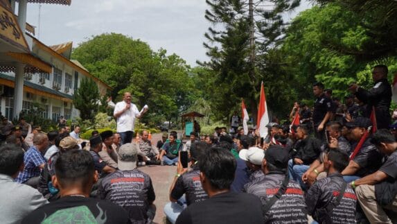 Bupati Syah Afandin Duduk dengan Massa Aksi May Day, Komitmen Bela Hak Buruh