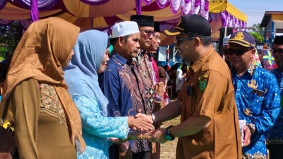 Hardiknas 2026 di Sinunukan Khidmat, Lima Guru Purnabakti Terima Penghargaan