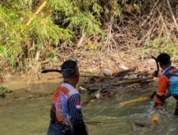 Tim Gabungan Bersama Warga Temukan Pelajar  Terseret Arus Sungai Manggeng