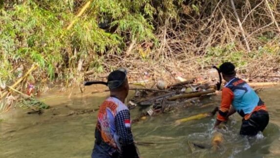 Tim Gabungan Bersama Warga Temukan Pelajar Terseret Arus Sungai Manggeng