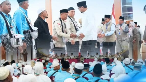 Bupati Labusel Lepas Secara Langsung 147 Jamaah Calon Haji Kloter 10 Melalui Embarkasi Medan