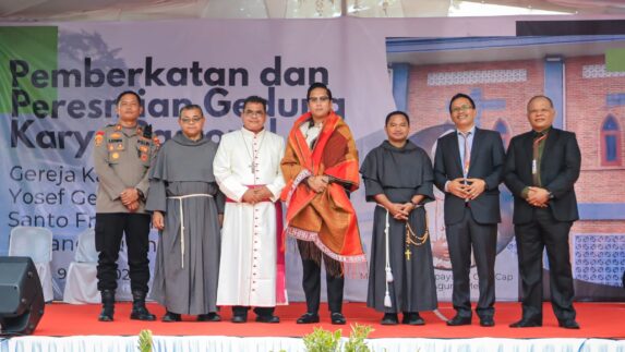 Resmikan Gedung Karya Pastoral Stasi St.Yosep, Rico Waas: Rawat Anak, Rawat Bangsa