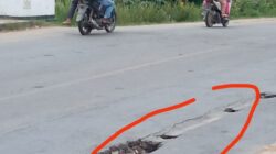 Kondisi Jalan Berlubang di Jembatan Irigasi Paya Ketenggar Belum Diperbaiki