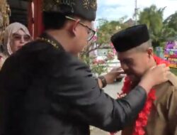 Sekda Diva Samudra Putra Dapat Kalungan Bunga di Pembukaan BSC VIII SMPN 1 Tapaktuan