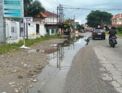 Air Menggenang di Lintas Blangpidie – T. Tuan, Warga Minta Intansi Terkait Segara Perbaiki
