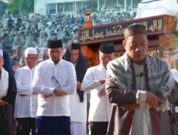 Bupati Labusel Bersama Masyarakat Shalat Idul Adha di Lapangan Santun Berkata Bijak Berkarya