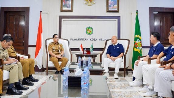 Wali Kota Medan Rico Waas saat menerima audiensi Ketua Yayasan Buddha Tzu Chi Sumatera Utara, Mujianto di Balai Kota. (Foto/Ist)
