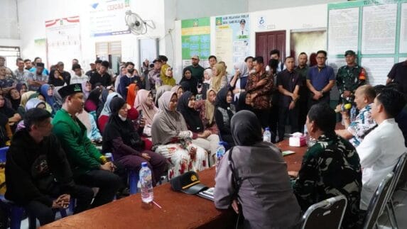 Bupati Temui Masyarakat Sambirejo yang Blokir Jalan Rusak di Langkat