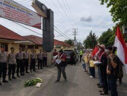 GMNI Tebingtinggi Gelar Aksi, Serahkan Sayur dan Tempe ke Polres sebagai Simbol Matinya Demokrasi