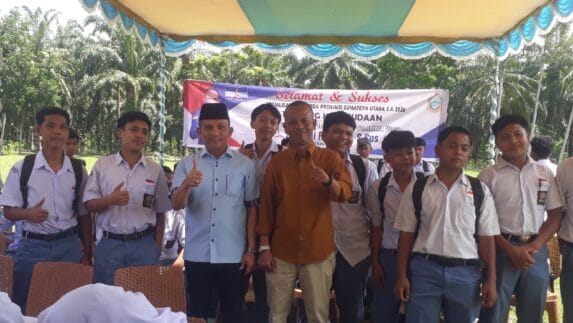 Tingkatkan Kompetensi Diri, H Tondi Roni Tua Dorong Pelajar SMAN 1 Barsel Fokus Berlajar