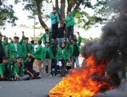 Aksi Mahasiswa Gabungan Blokir Jalan Tuntut Kebijakan Pemerintah Yang Tidak Pro Rakyat