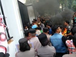 HMI Medan Gelar Aksi di DPRD, Bakar Ban dan Goyang Pagar Kantor Dewan