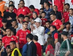 Jokowi Bersama Gubernur Bobby Saksikan Kemenangan Timnas