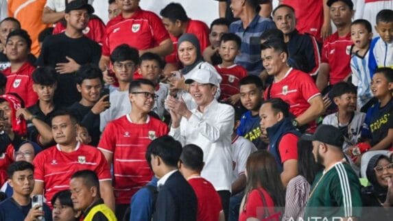 Jokowi Bersama Gubernur Bobby Saksikan Kemenangan Timnas