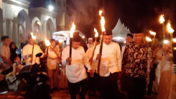 Bupati Safaruddin Bersama Ribuan Warga Pawai Obor di Seputaran Kota Blangpidie