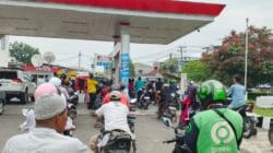Harga Pertamax Naik, Masyarakat Berbondong-bondong Antre Pindah ke Pertalite