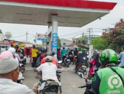 Harga Pertamax Naik, Masyarakat Berbondong-bondong Antre Pindah ke Pertalite