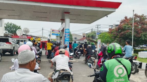 Harga Pertamax Naik, Masyarakat Berbondong-bondong Antre Pindah ke Pertalite