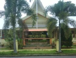 Dinas Lingkungan Hidup Gelar Pemangkasan Pohon di SMA Negeri 5 Kota Binjai
