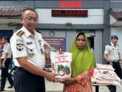 Perkuat Kepedulian Sosial, Kalapas Panyabungan Pimpin Pembagian Sembako pada Warga Sekitar