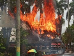 Replika Rumah Adat Monumen Sisingamangaraja Hangus Terbakar