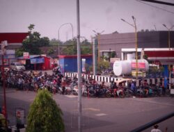 Demi BBM Rela Antre Berjam-jam, Sepanjang Medan – Langkat Kendaraan Mengular