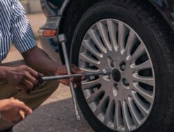Anda Perlu Tahu, Ternyata Bahaya Pasang Ban Baru di Roda Depan Mobil