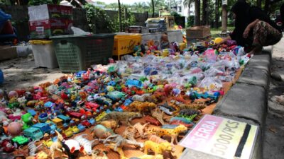 Asni Berdagang Mainan Bekas dan Barang Antik  Bantu Perekonomian Keluarga.
