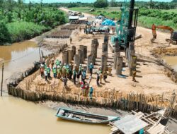 Bupati Madina Tinjau Progres Jembatan Aek Sungai Batahan, Target Rampung Desember 2026