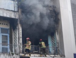 Kebakaran Toko Sparepart Mobil di Jalan Semarang Petugas Damkar Terpaksa Memotong Pintu Besi