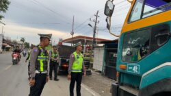Cegah Terjadinya Kecelakaan, Polres Abdya Tertibkan Kenderaan Antrean di SPBU