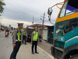 Cegah Terjadinya Kecelakaan, Polres Abdya Tertibkan Kenderaan Antrean di SPBU