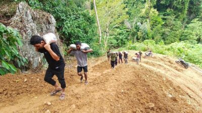 Medan Licin dan Berlumpur Tak Hentikan Satgas TMMD Berjibaku untuk Tuntaskan Pembangunan Badan Jalan