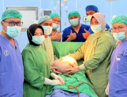 Tim Dokter RSUD Dr. H. Yuliddin Away (RSUDYA) Tapaktuan Berhasil Angkat Kista Ovarium Seberat 19 Kg