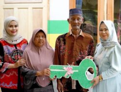 Plt Bupati Langkat Serahkan Kunci Rumah Layak Huni ke Abdul Jalil Warga Tanjung Pura