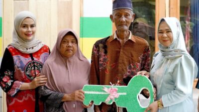 Plt Bupati Langkat Serahkan Kunci Rumah Layak Huni ke Abdul Jalil Warga Tanjung Pura