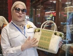 ‎Anggota DPR Eva Monalisa Terpikat Tas Anyaman UMKM Lokal