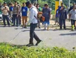 Sambut HUT ke-25, Demokrat Madina Gelar Gerakan Langit Biru Bersihkan Bahu Jalan