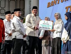 Gubernur Bobby Salurkan Zakat Rp3,5 Miliar ke 5.051 Penerima Manfaat
