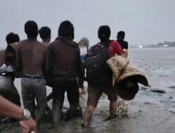Dramatis, Bidan Desa di Langkat Evakuasi Pasien Naik Perahu Kayu hingga Dihantam Ombak