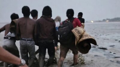Dramatis, Bidan Desa di Langkat Evakuasi Pasien Naik Perahu Kayu hingga Dihantam Ombak