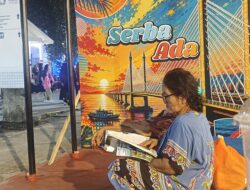 Potret di Tengah Gemuruh Kangen Band, 2 Nenek Asal Karo Asyik Membaca Buku Sambil Menikmati Sate